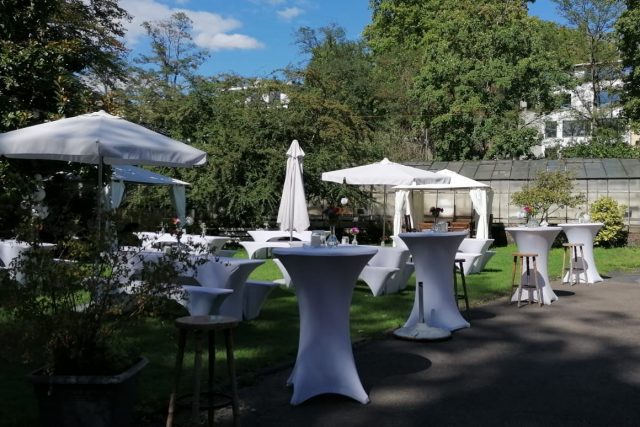 Garten mit Bierzeltgarnituren und Pavillon 2