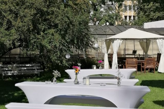 Garten mit Bierzeltgarnituren und Pavillon