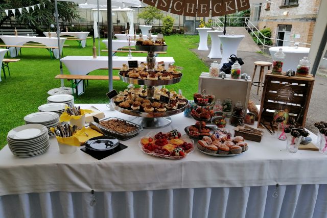 Garten mit kleinem Kuchenbuffet